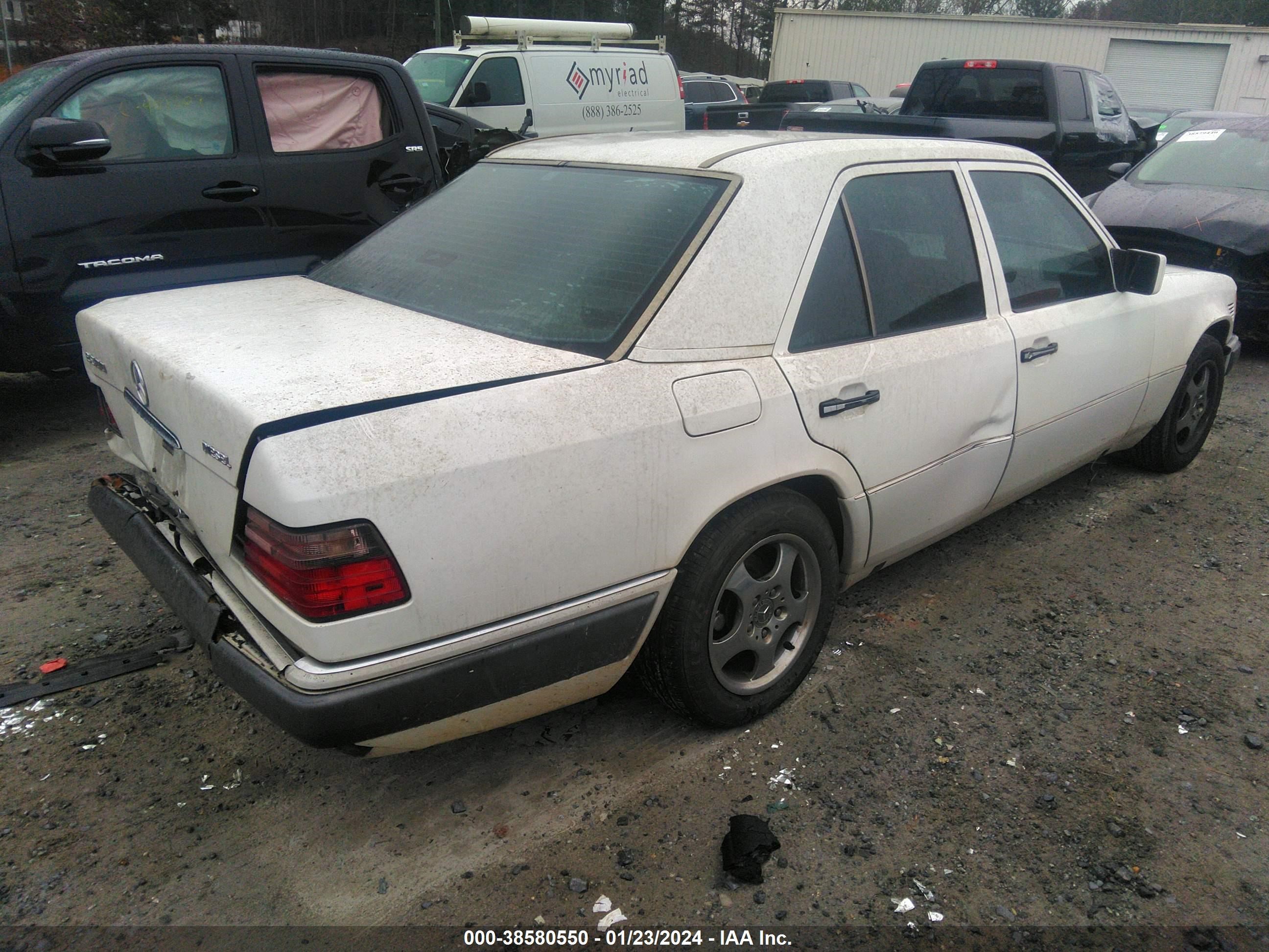 Photo 3 VIN: WDBEB31E2SC242526 - MERCEDES-BENZ E-KLASSE 