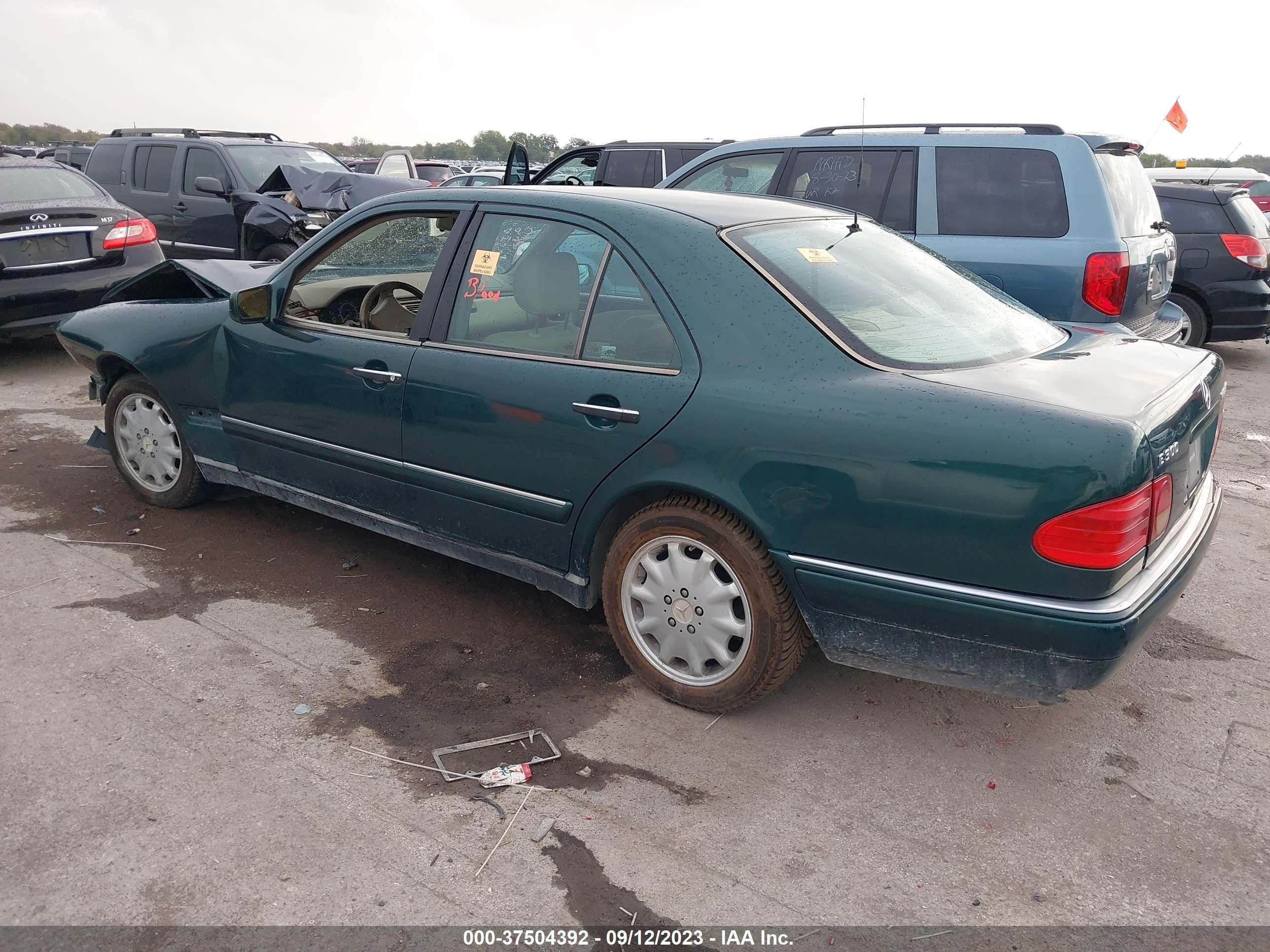 Photo 2 VIN: WDBJF25F8WA698032 - MERCEDES-BENZ NULL 