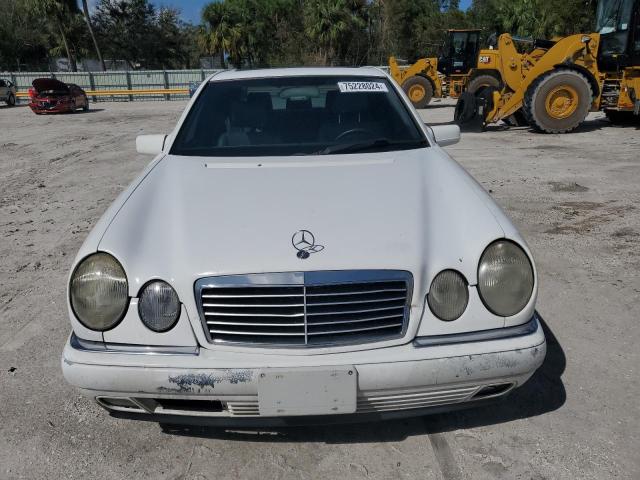 Photo 4 VIN: WDBJF55F2VJ024815 - MERCEDES-BENZ E 320 