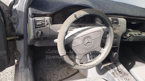 Photo 11 VIN: WDBJF65H4XA720411 - MERCEDES-BENZ E 320 