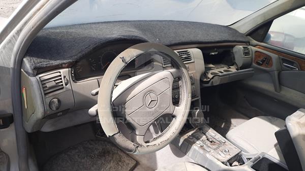 Photo 13 VIN: WDBJF65H4XA720411 - MERCEDES-BENZ E 320 