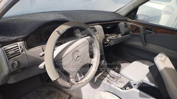 Photo 9 VIN: WDBJF65H4XA720411 - MERCEDES-BENZ E 320 