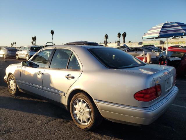 Photo 1 VIN: WDBJF65H8XA734585 - MERCEDES-BENZ E 320 