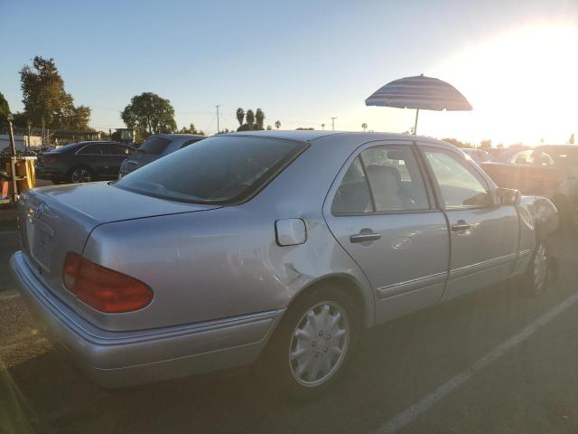 Photo 2 VIN: WDBJF65H8XA734585 - MERCEDES-BENZ E 320 