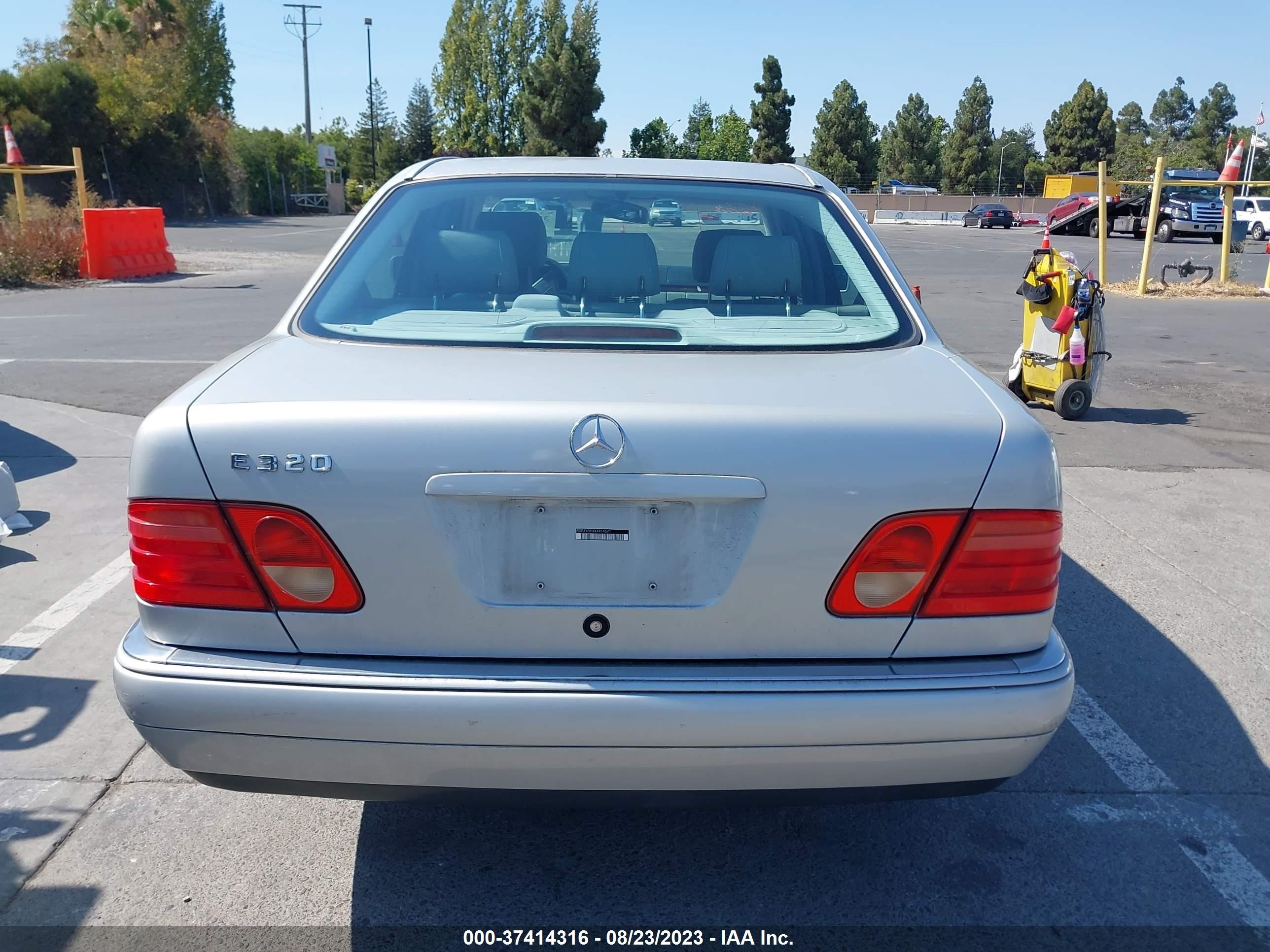 Photo 15 VIN: WDBJF65HXXA914571 - MERCEDES-BENZ E-KLASSE 