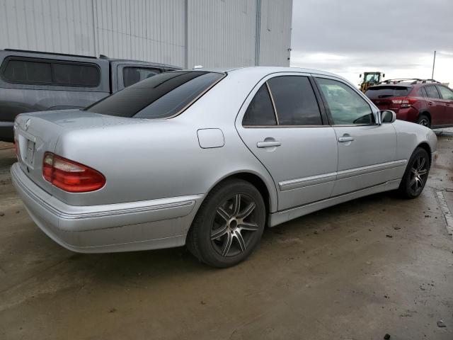 Photo 2 VIN: WDBJF65J0YB063458 - MERCEDES-BENZ E-CLASS 