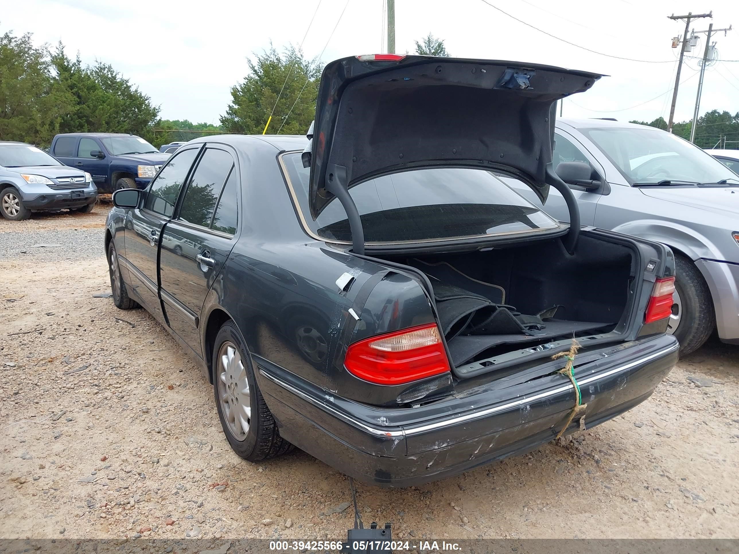 Photo 2 VIN: WDBJF65J61B353631 - MERCEDES-BENZ NULL 