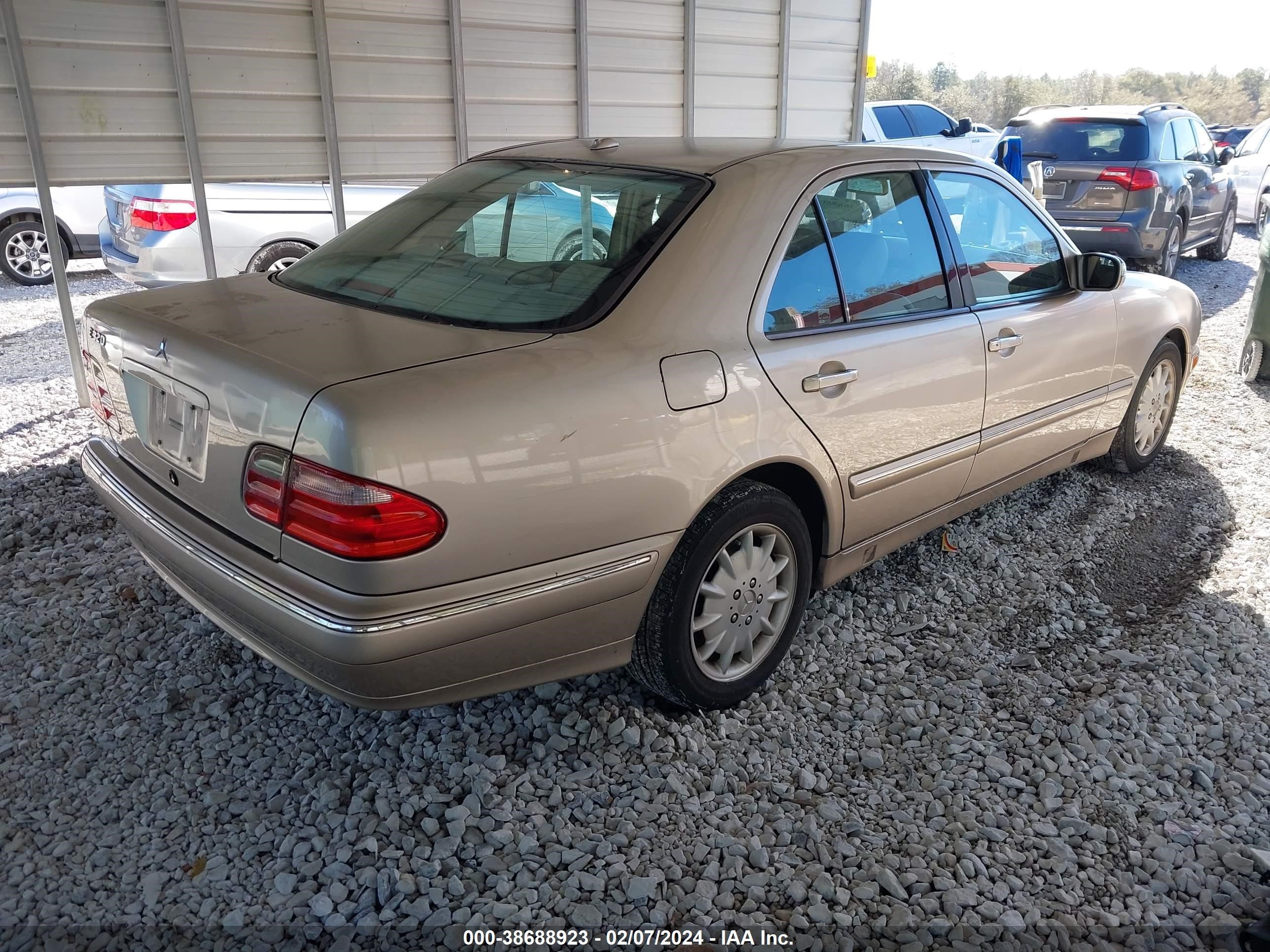 Photo 3 VIN: WDBJF65J7YB029002 - MERCEDES-BENZ E-KLASSE 