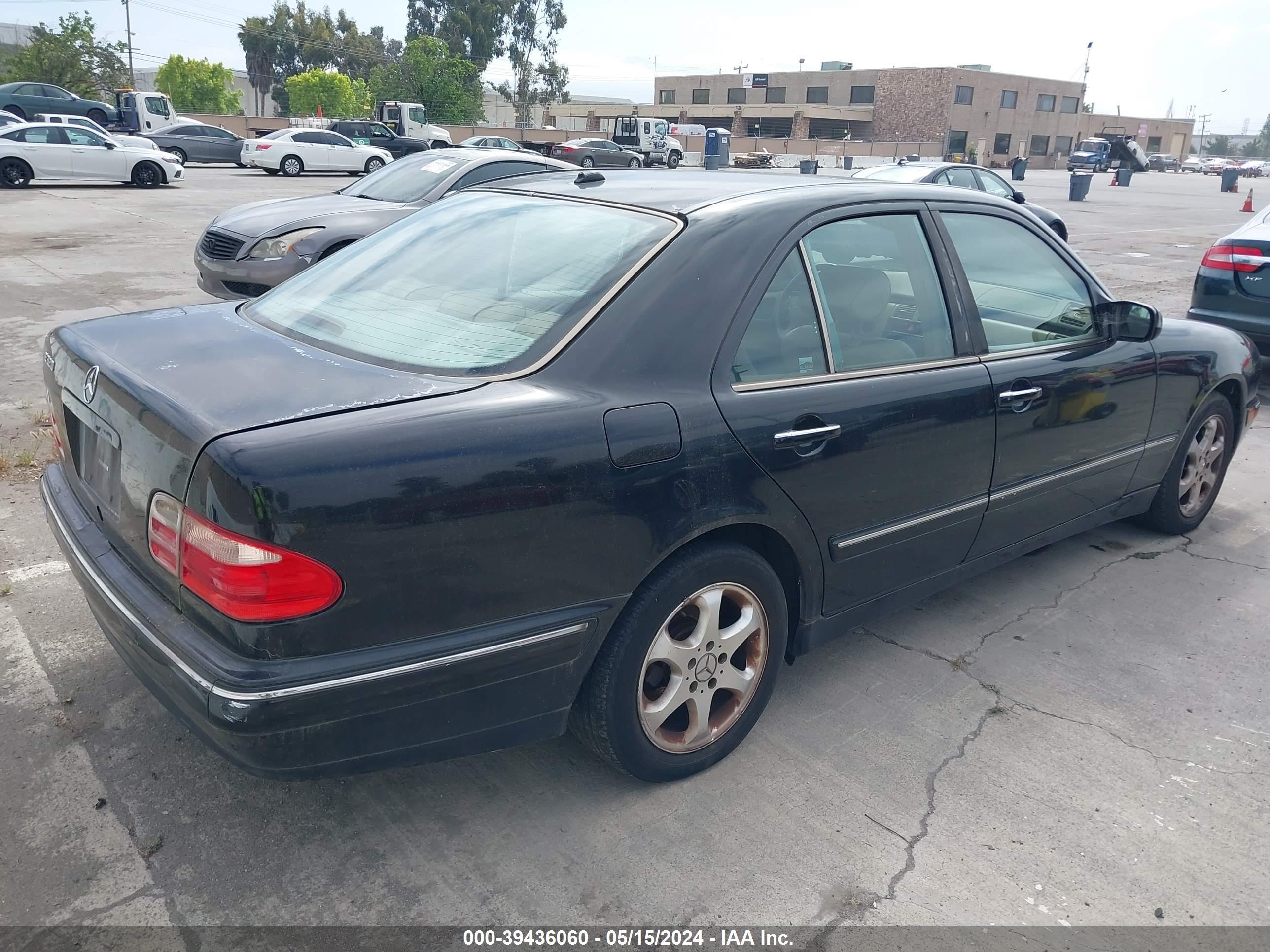 Photo 3 VIN: WDBJF65J82B437368 - MERCEDES-BENZ NULL 