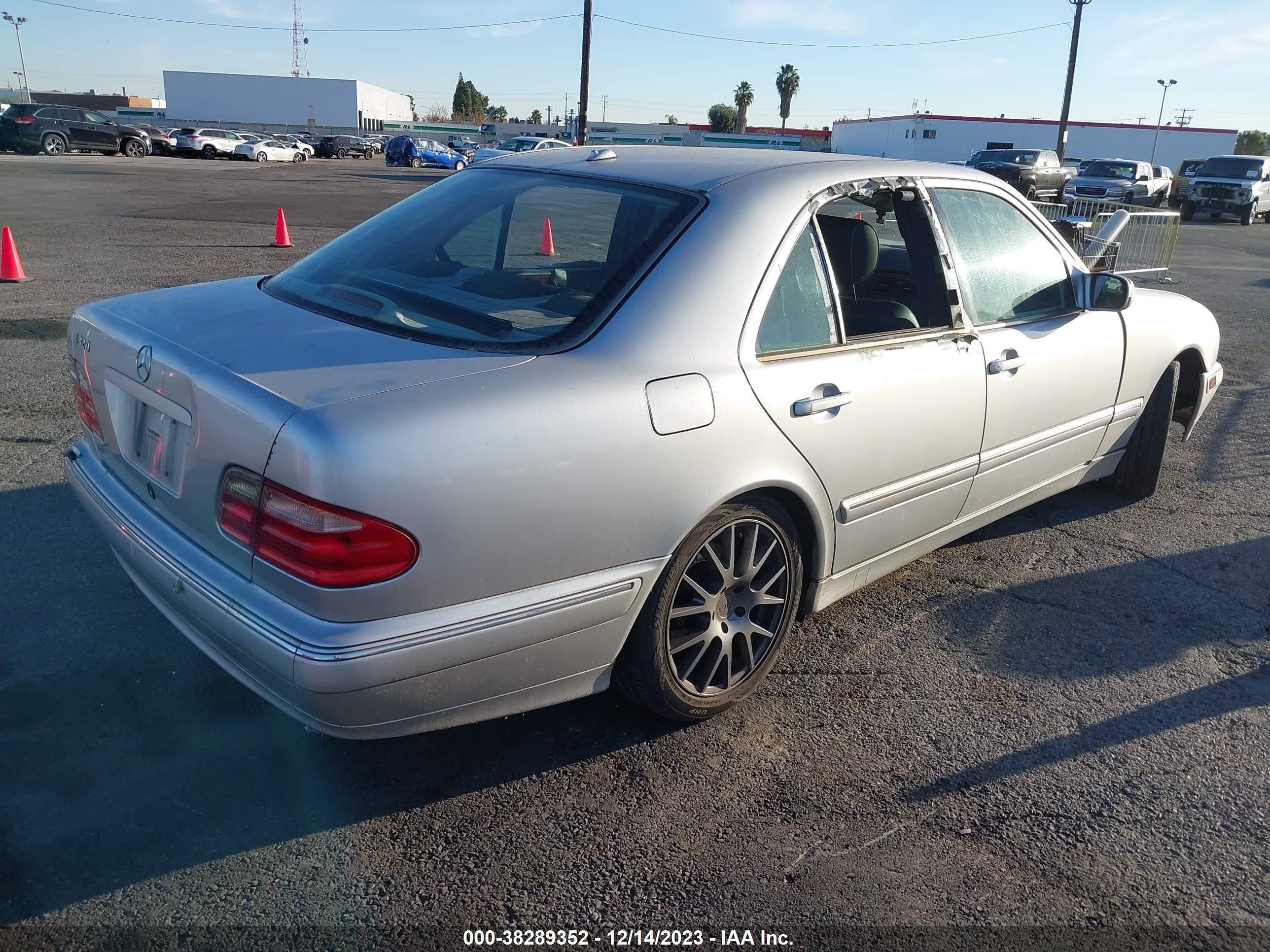 Photo 3 VIN: WDBJF65JXYB160294 - MERCEDES-BENZ E-KLASSE 