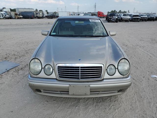 Photo 4 VIN: WDBJF70H3XA828676 - MERCEDES-BENZ 400-CLASS 