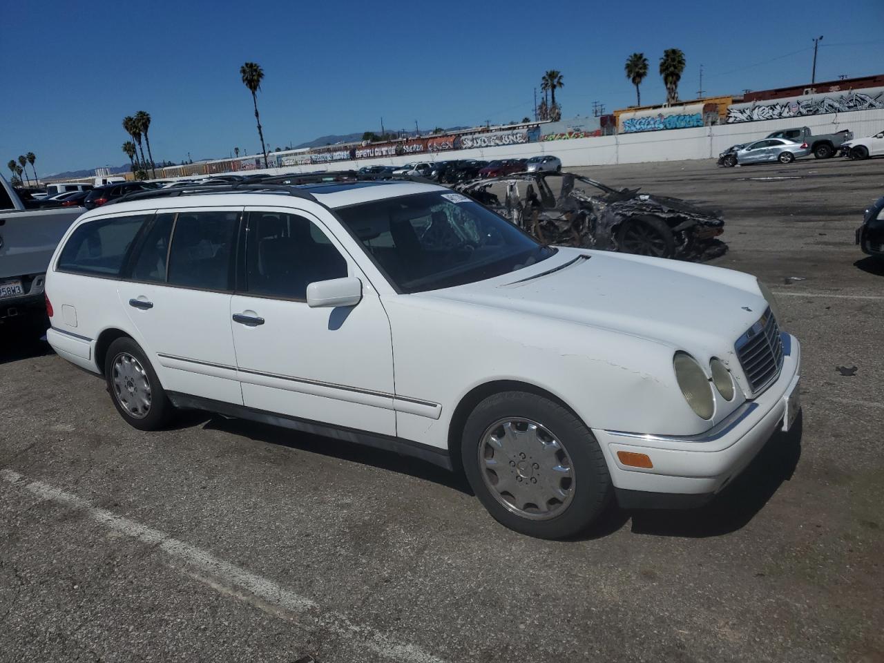 Photo 3 VIN: WDBJH65F2WA684676 - MERCEDES-BENZ E-KLASSE 