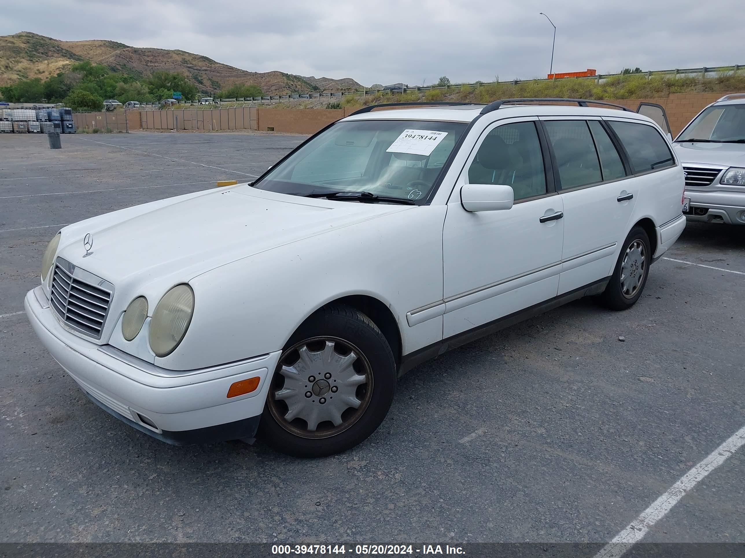 Photo 1 VIN: WDBJH65F7XA787254 - MERCEDES-BENZ NULL 