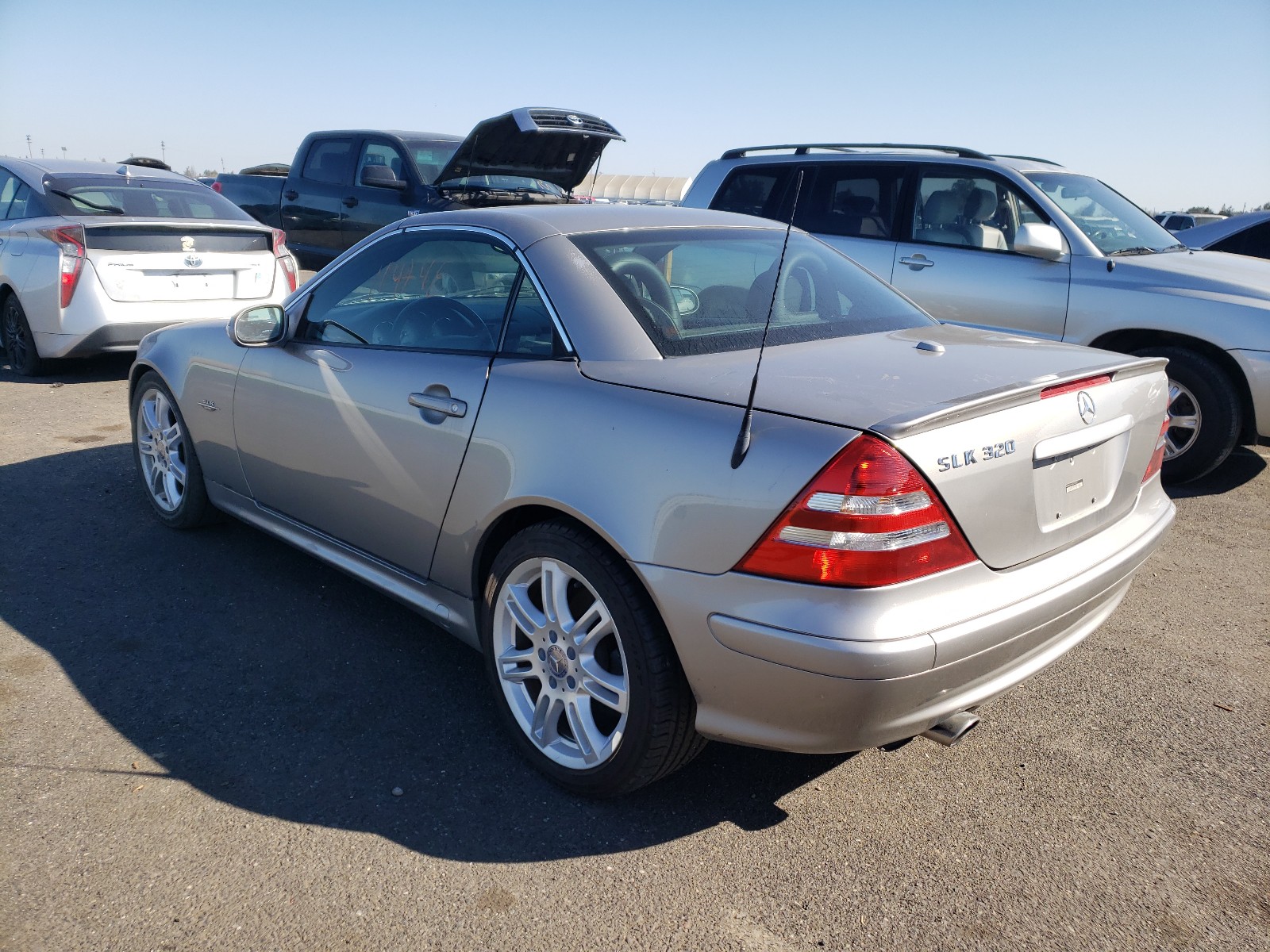 Photo 2 VIN: WDBKK65F64F310402 - MERCEDES-BENZ SLK 320 