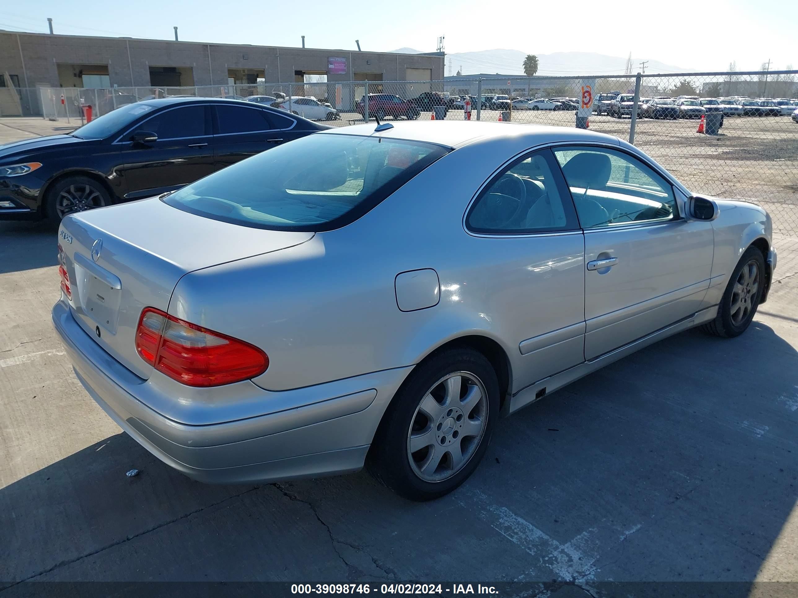 Photo 3 VIN: WDBLJ65G81T001835 - MERCEDES-BENZ CLK-KLASSE 