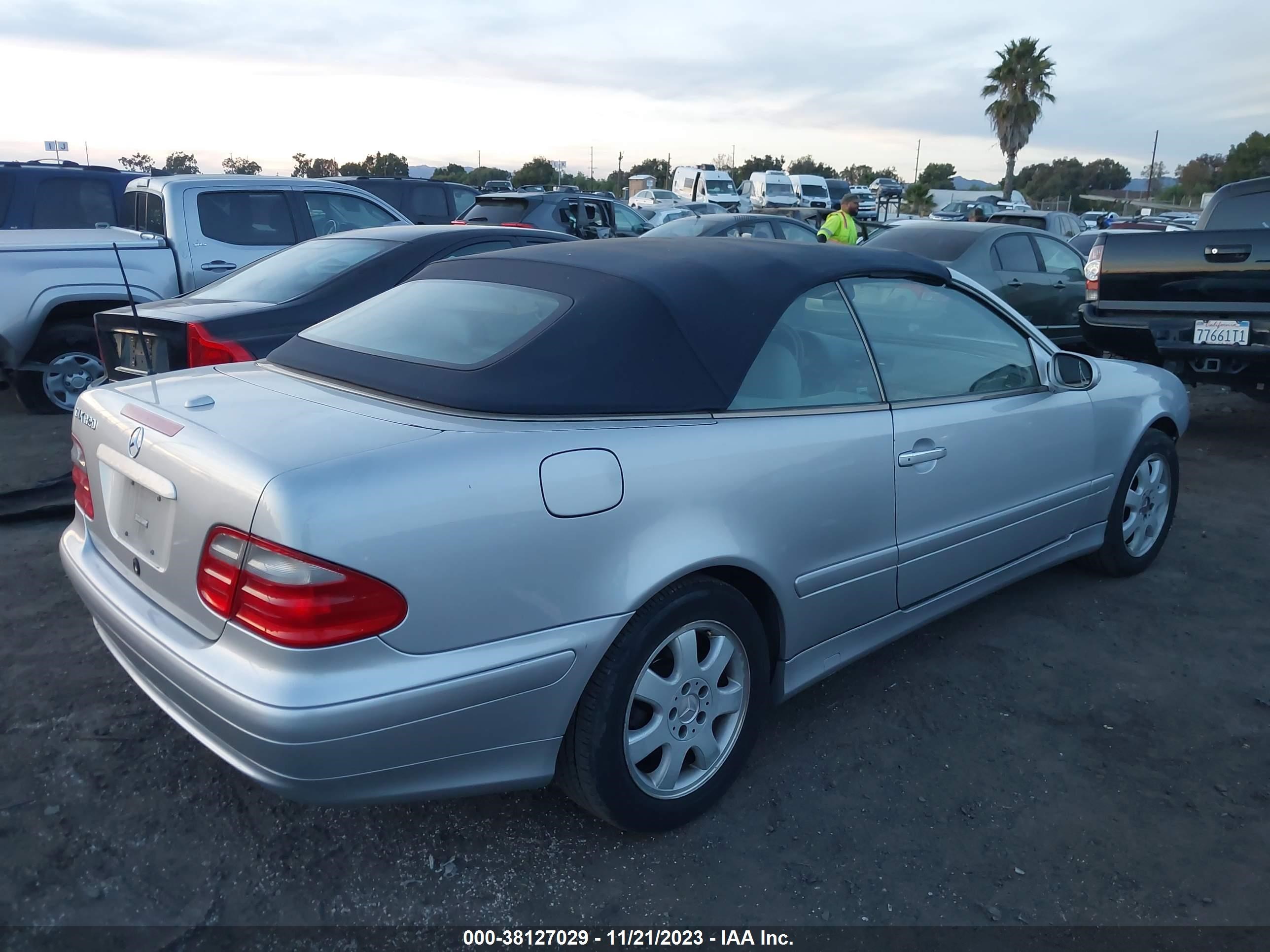 Photo 3 VIN: WDBLK65G7YT038608 - MERCEDES-BENZ CLK-KLASSE 