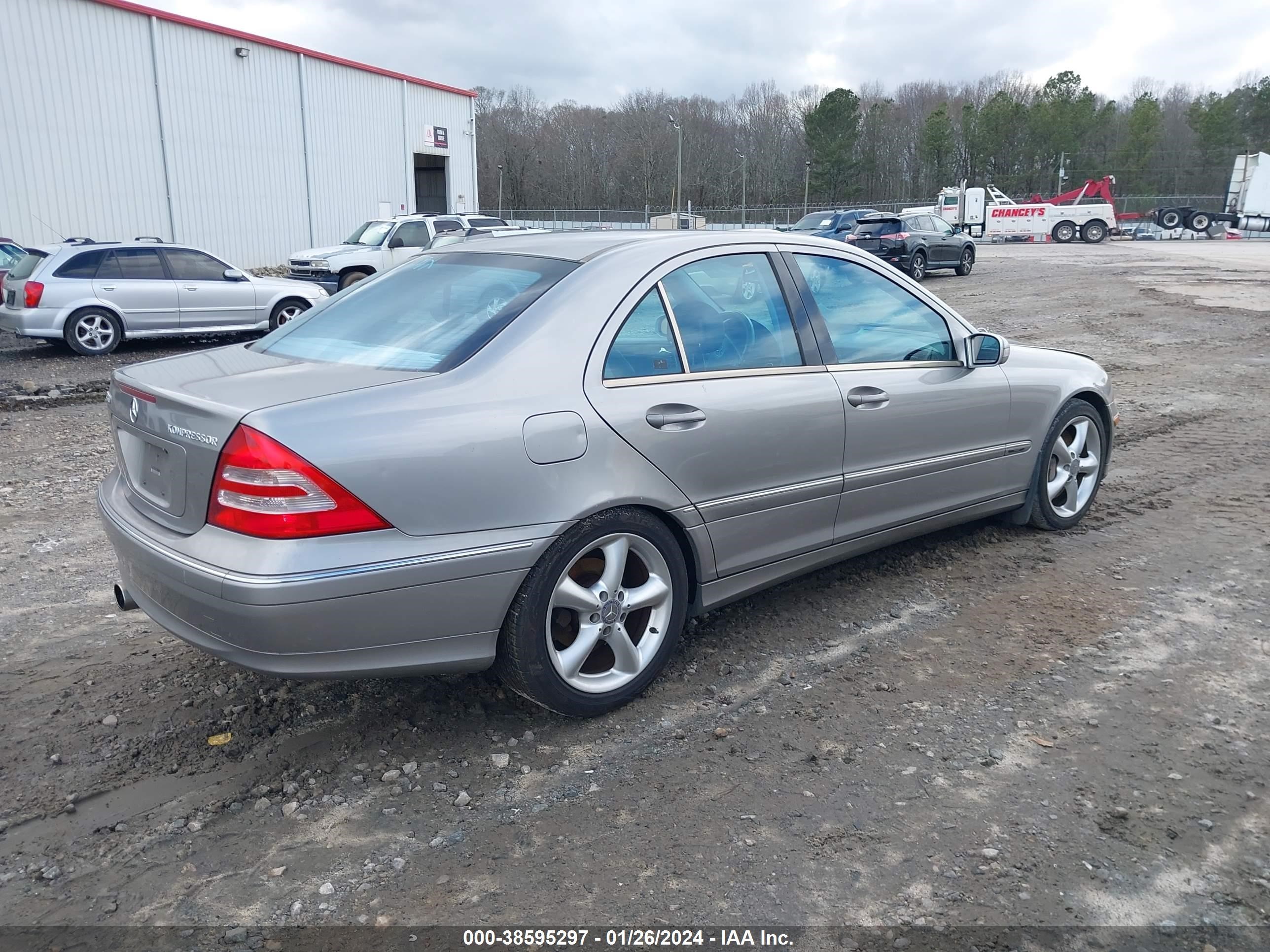 Photo 3 VIN: WDBRF40J14A633885 - MERCEDES-BENZ C-KLASSE 