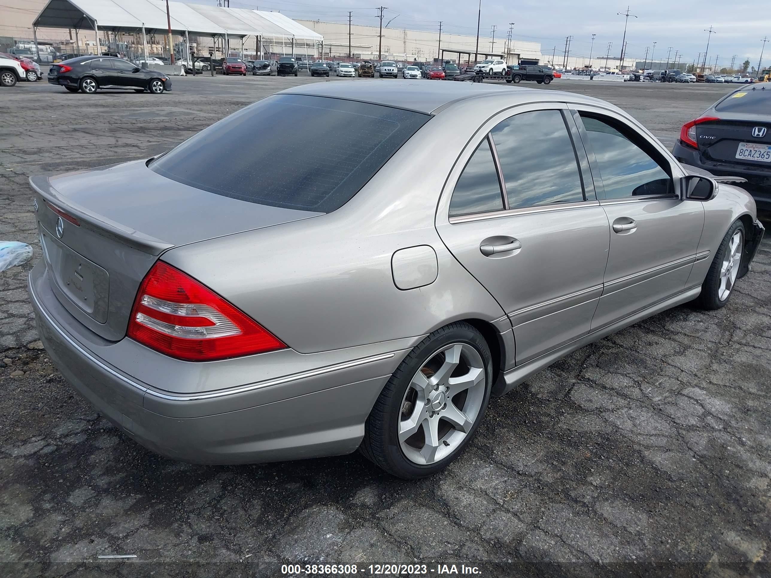 Photo 3 VIN: WDBRF52H67F840098 - MERCEDES-BENZ C-KLASSE 