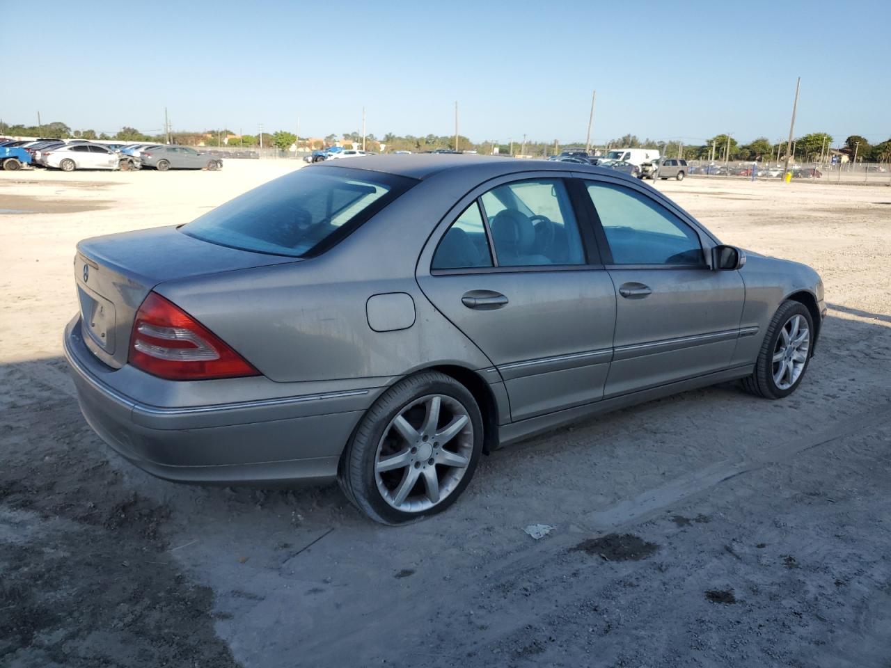 Photo 2 VIN: WDBRF64J53F385678 - MERCEDES-BENZ C-KLASSE 