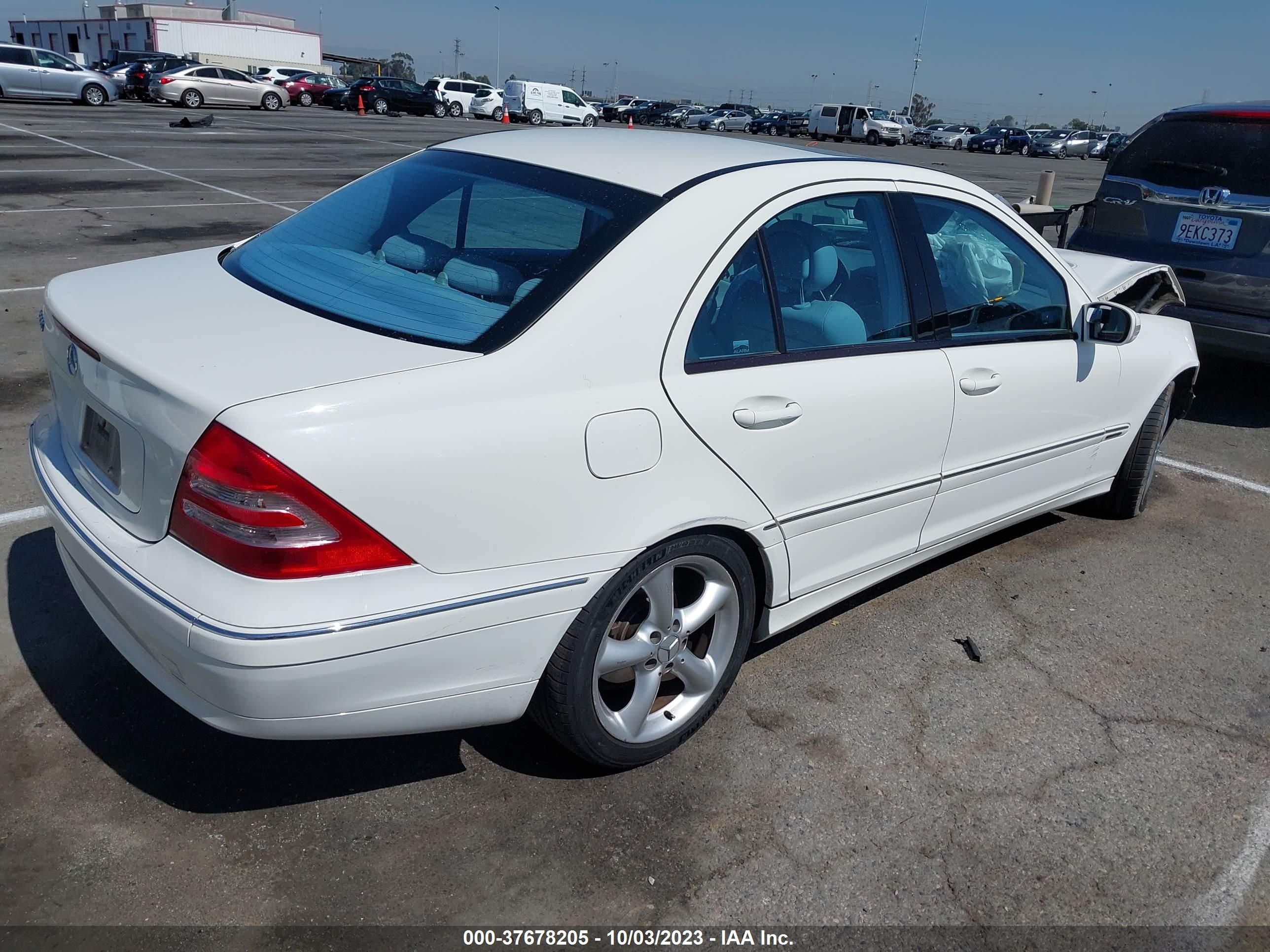 Photo 3 VIN: WDBRF64J84F540905 - MERCEDES-BENZ C-KLASSE 