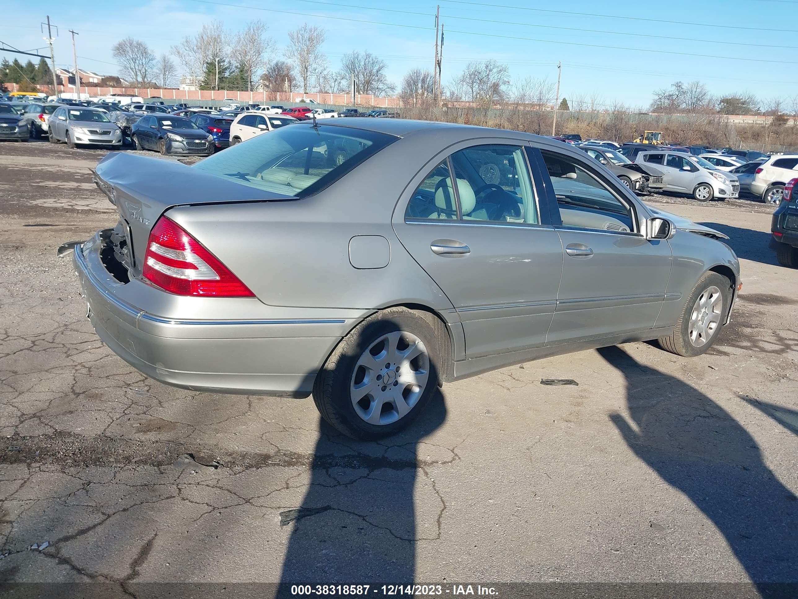 Photo 3 VIN: WDBRF81J35F704711 - MERCEDES-BENZ C-KLASSE 