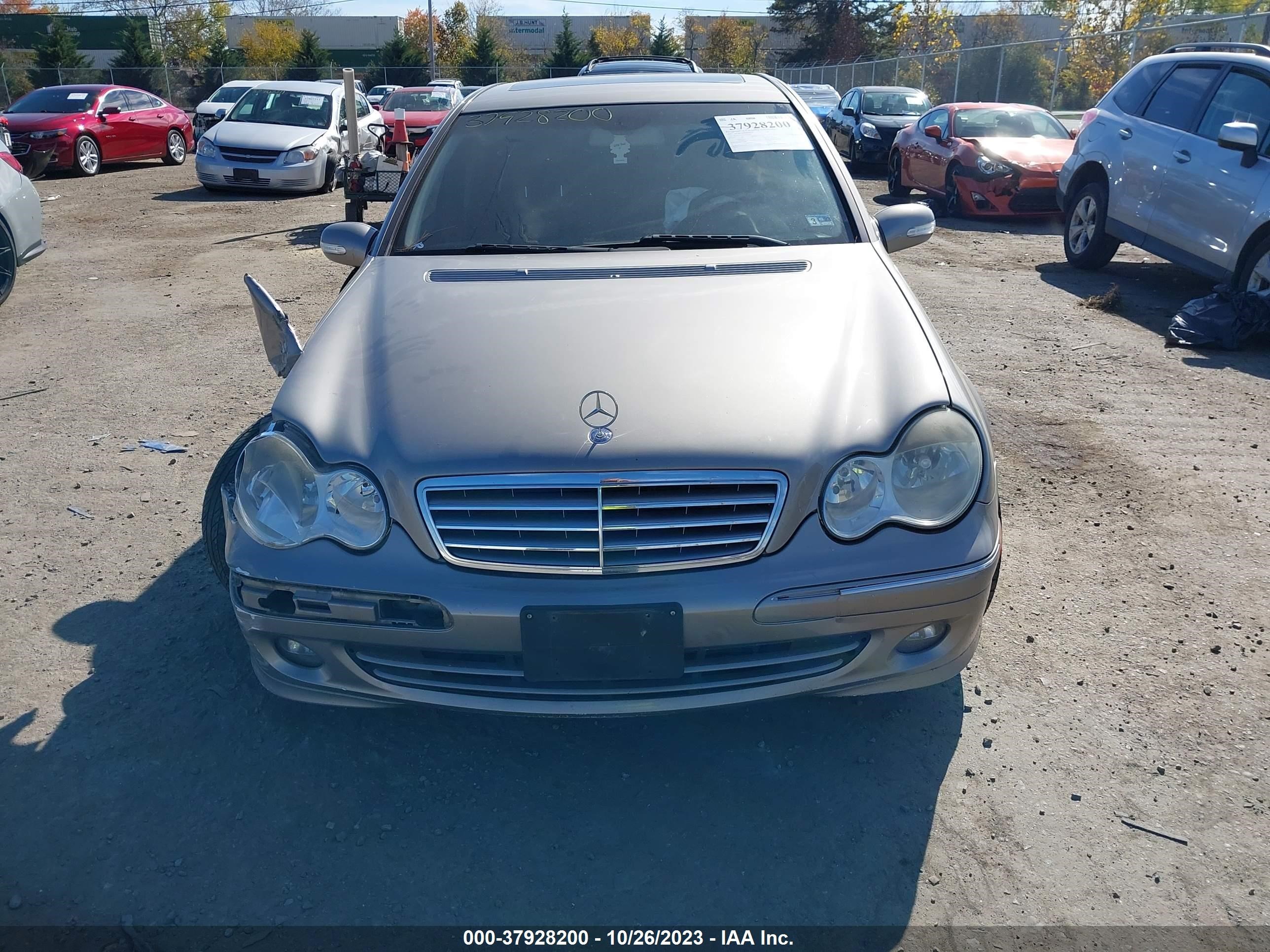 Photo 11 VIN: WDBRF92H97F865360 - MERCEDES-BENZ C-KLASSE 