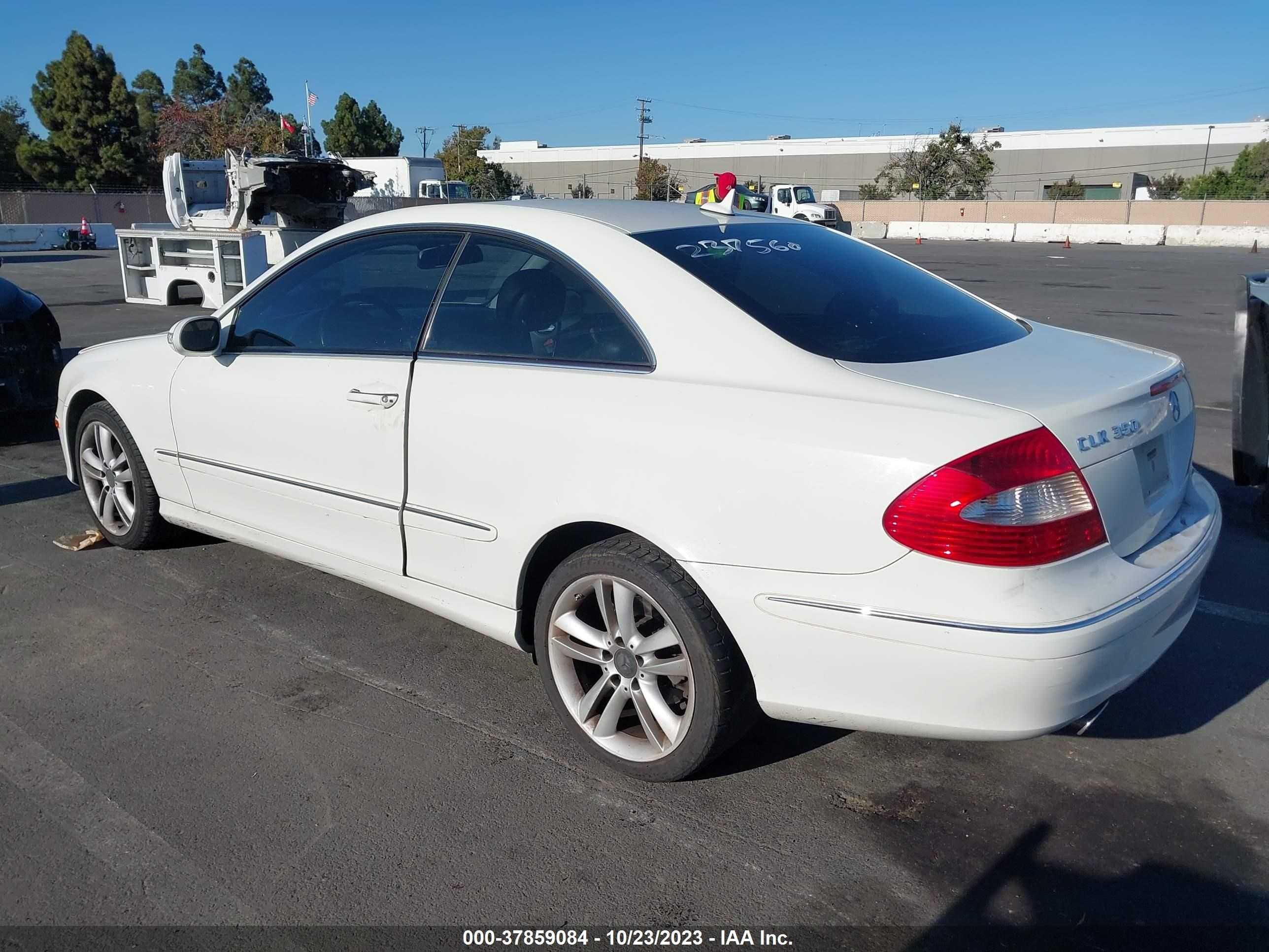 Photo 2 VIN: WDBTJ56HX8F237560 - MERCEDES-BENZ CLK-KLASSE 