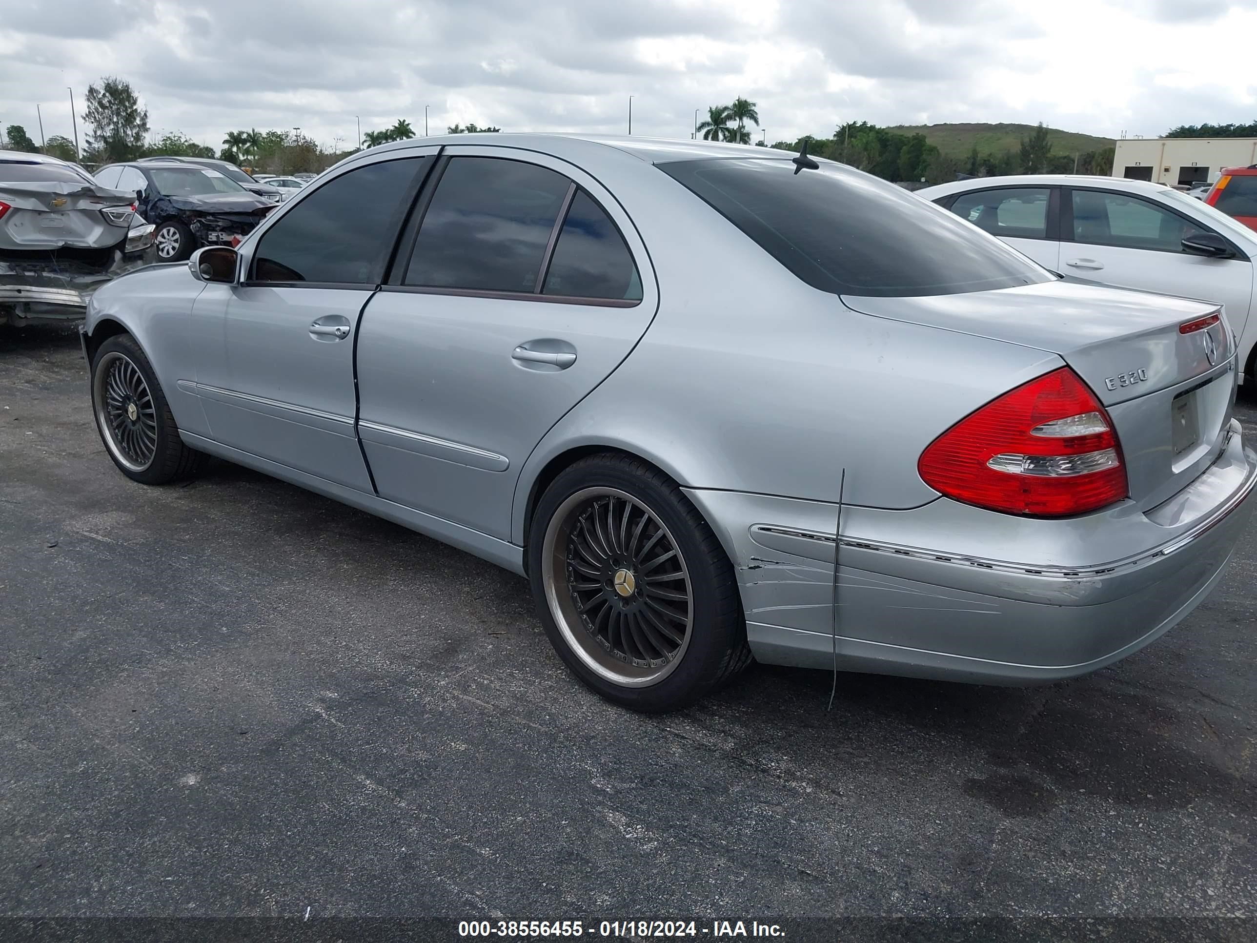 Photo 2 VIN: WDBUF26J76A982820 - MERCEDES-BENZ E-KLASSE 