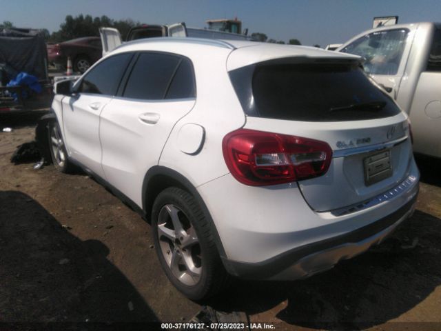 Photo 2 VIN: WDCTG4GB2KJ585632 - MERCEDES-BENZ GLA 