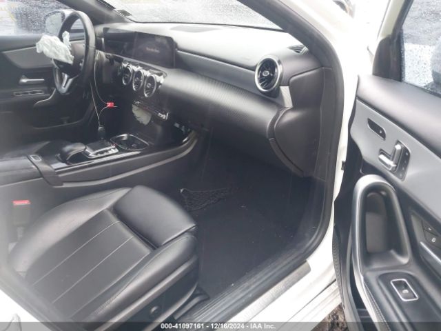 Photo 4 VIN: WDD3G4FB6KW027380 - MERCEDES-BENZ A-CLASS 