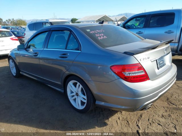 Photo 2 VIN: WDDGF4HB0CA602119 - MERCEDES-BENZ C 250 