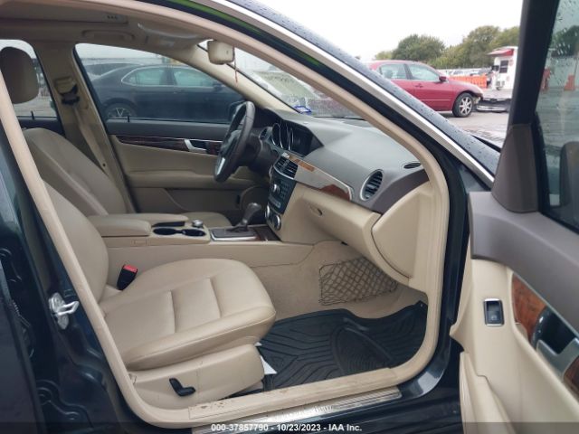 Photo 4 VIN: WDDGF4HB0CR205382 - MERCEDES-BENZ C-CLASS 