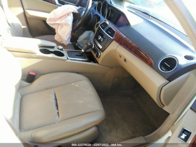 Photo 4 VIN: WDDGF4HB0CR213417 - MERCEDES-BENZ C-CLASS 