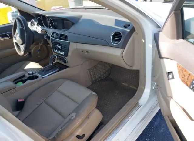 Photo 4 VIN: WDDGF4HB1DR282957 - MERCEDES-BENZ C-CLASS 