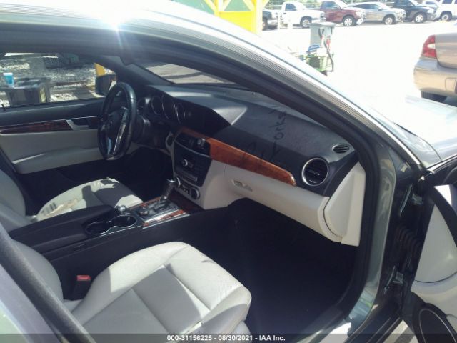 Photo 4 VIN: WDDGF4HB2CR212933 - MERCEDES-BENZ C-CLASS 