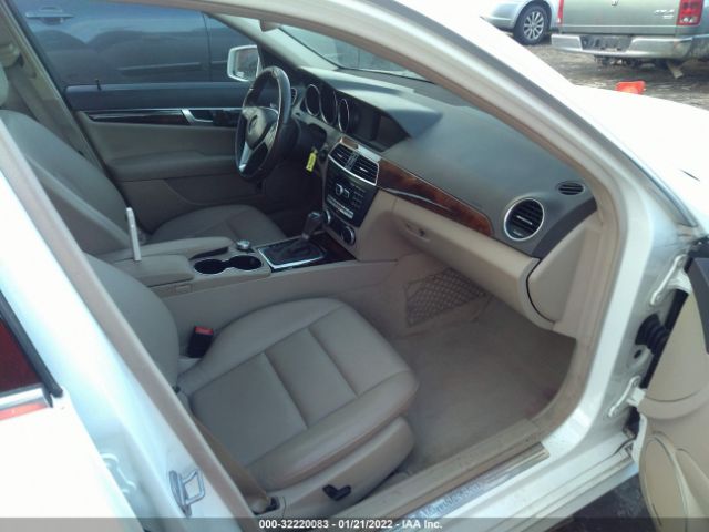 Photo 4 VIN: WDDGF4HB5CR233615 - MERCEDES-BENZ C-CLASS 