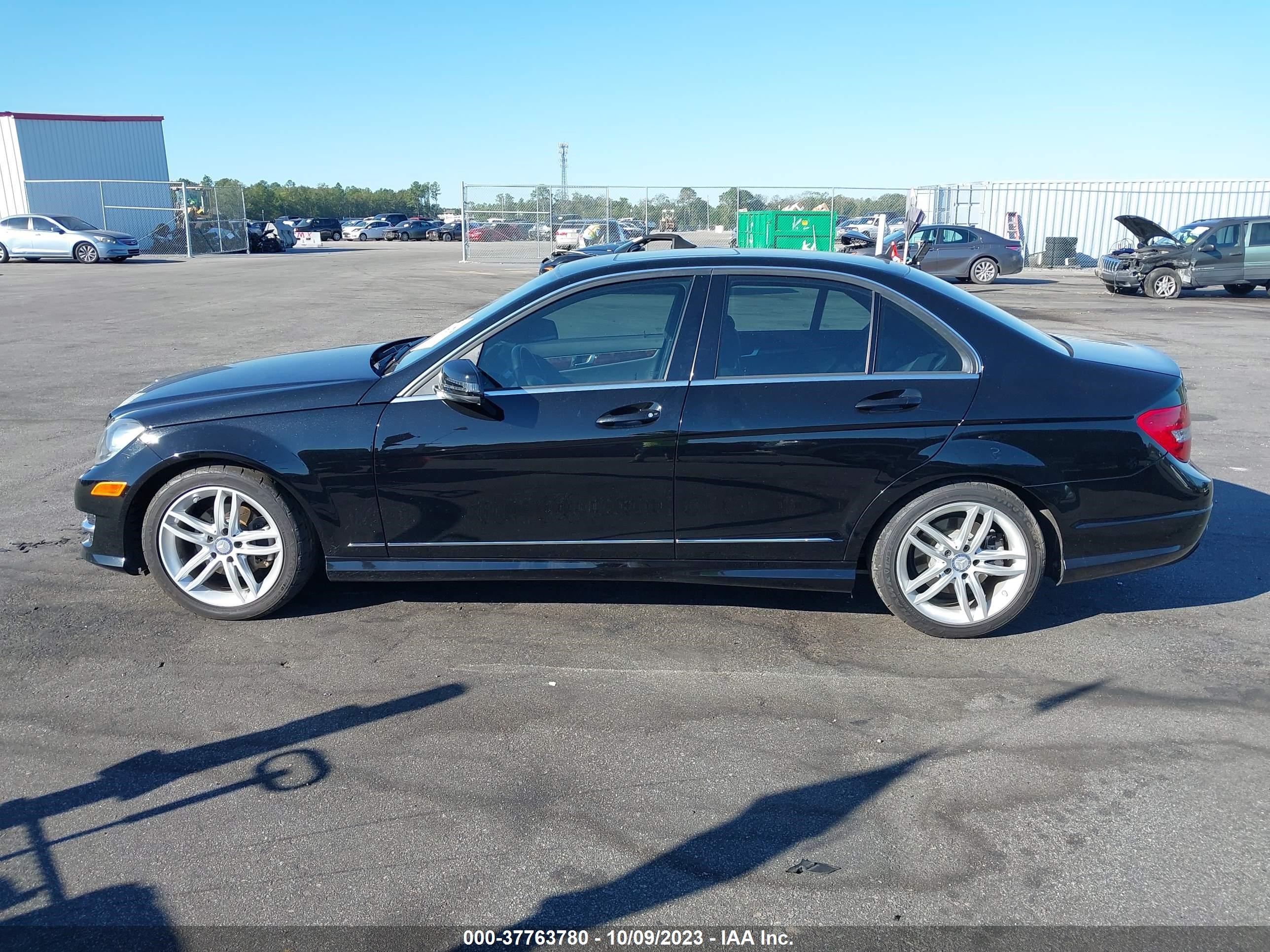 Photo 13 VIN: WDDGF4HB8ER305619 - MERCEDES-BENZ C-CLASS 