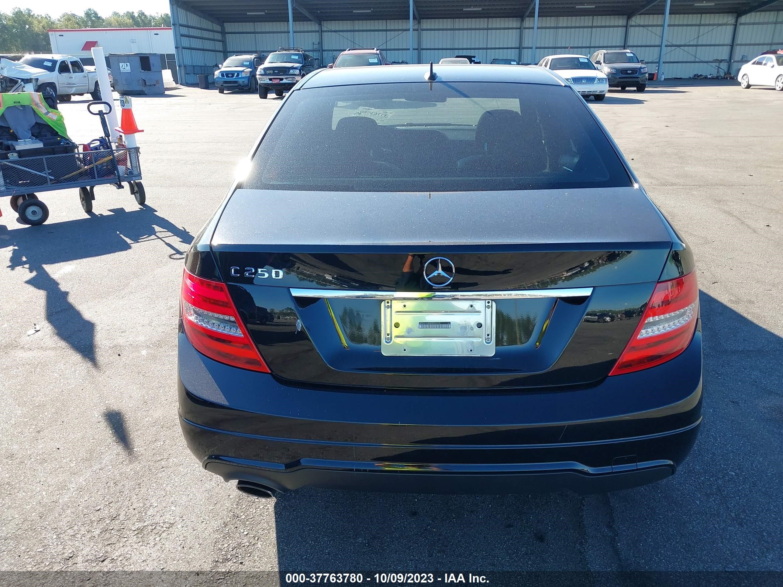 Photo 15 VIN: WDDGF4HB8ER305619 - MERCEDES-BENZ C-CLASS 