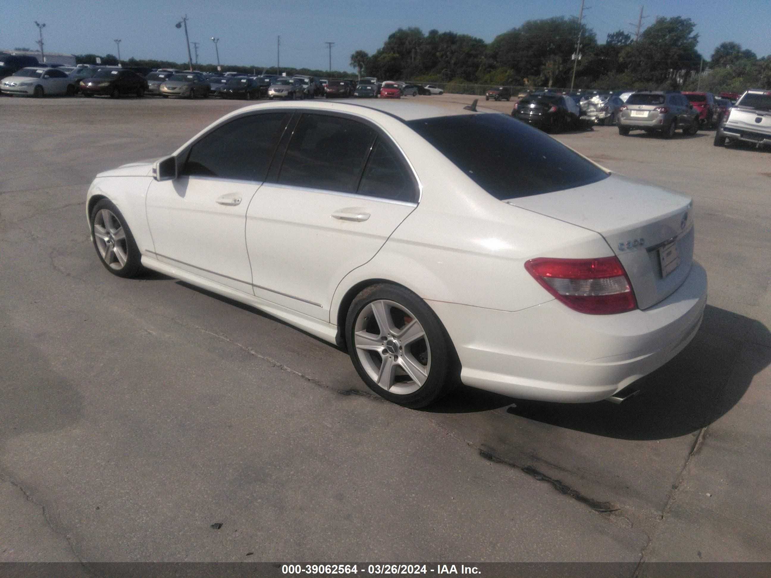 Photo 2 VIN: WDDGF5EB7AR090352 - MERCEDES-BENZ C 300 