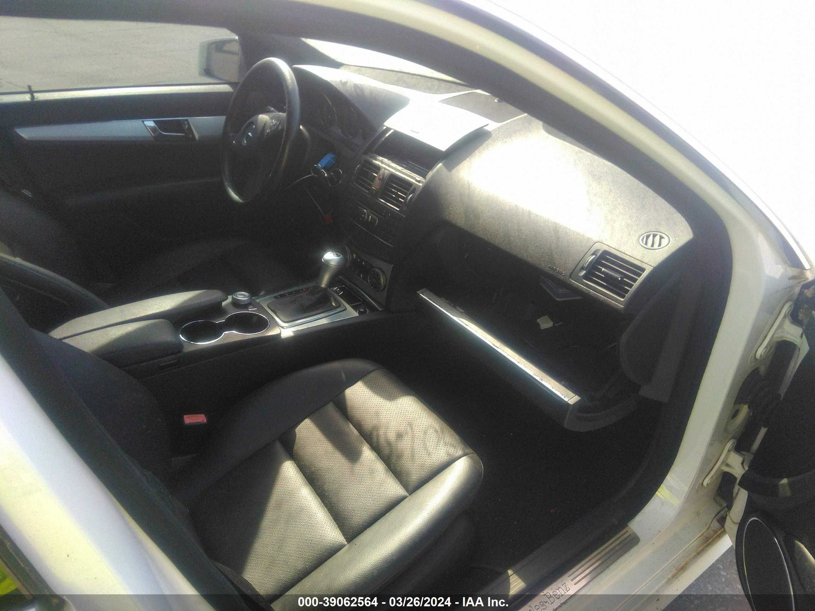 Photo 4 VIN: WDDGF5EB7AR090352 - MERCEDES-BENZ C 300 