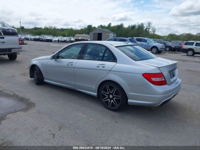 Photo 2 VIN: WDDGF8AB1DR282412 - MERCEDES-BENZ C 300 