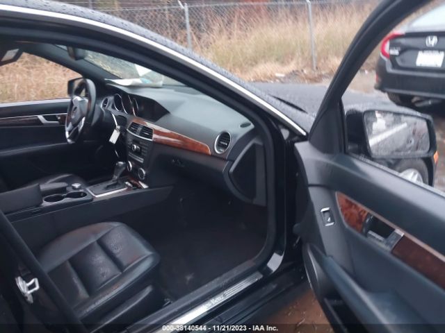 Photo 4 VIN: WDDGF8BB4CR207698 - MERCEDES-BENZ C 300 