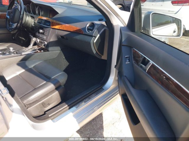 Photo 4 VIN: WDDGF8BB4CR227806 - MERCEDES-BENZ C 