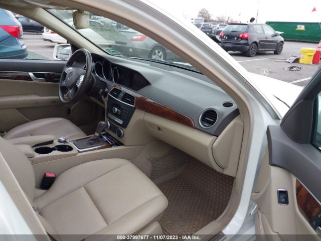 Photo 4 VIN: WDDGF8BB5CF888889 - MERCEDES-BENZ C 300 