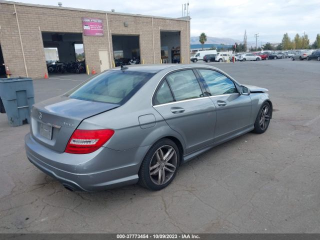 Photo 3 VIN: WDDGF8BB5CR235428 - MERCEDES-BENZ C 300 