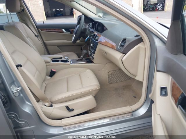 Photo 4 VIN: WDDGF8BB5CR235428 - MERCEDES-BENZ C 300 