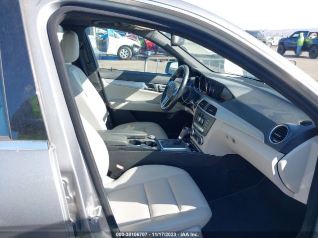 Photo 4 VIN: WDDGF8BB6CR231193 - MERCEDES-BENZ C 300 