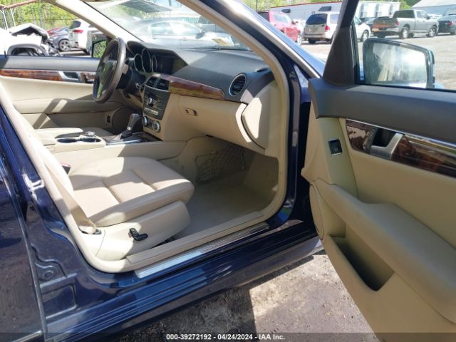 Photo 4 VIN: WDDGF8BB8CR225458 - MERCEDES-BENZ C 