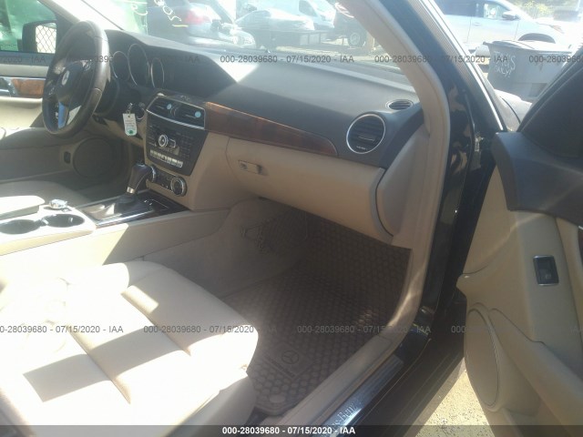 Photo 4 VIN: WDDGF8BB8CR239571 - MERCEDES-BENZ C-CLASS 