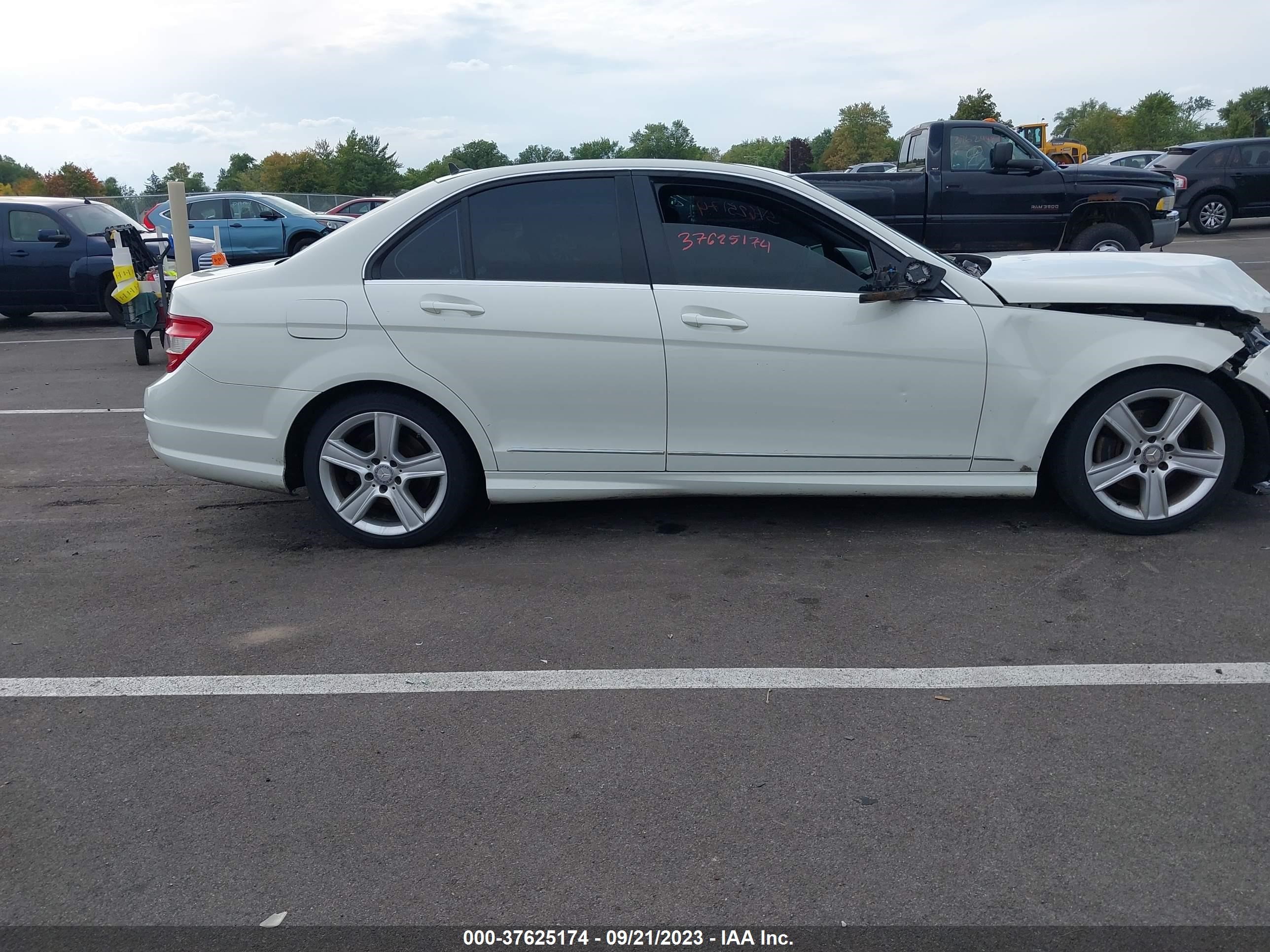 Photo 13 VIN: WDDGF8BB9BR158724 - MERCEDES-BENZ C-KLASSE 